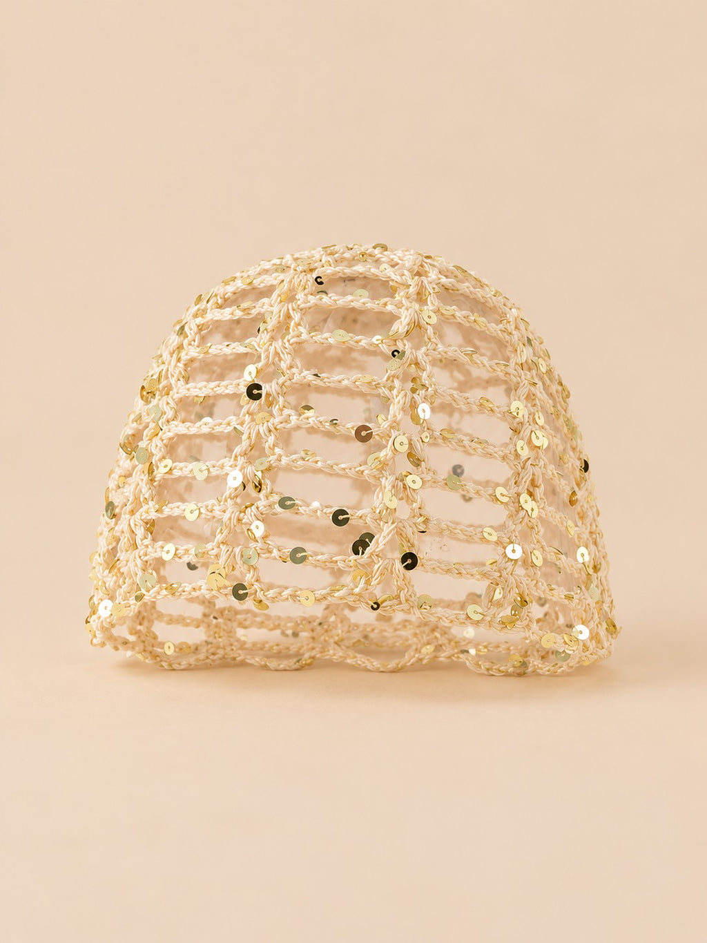 Gorro de mujer de rejilla brillante a ganchillo con lentejuelas, color beige, vista frontal