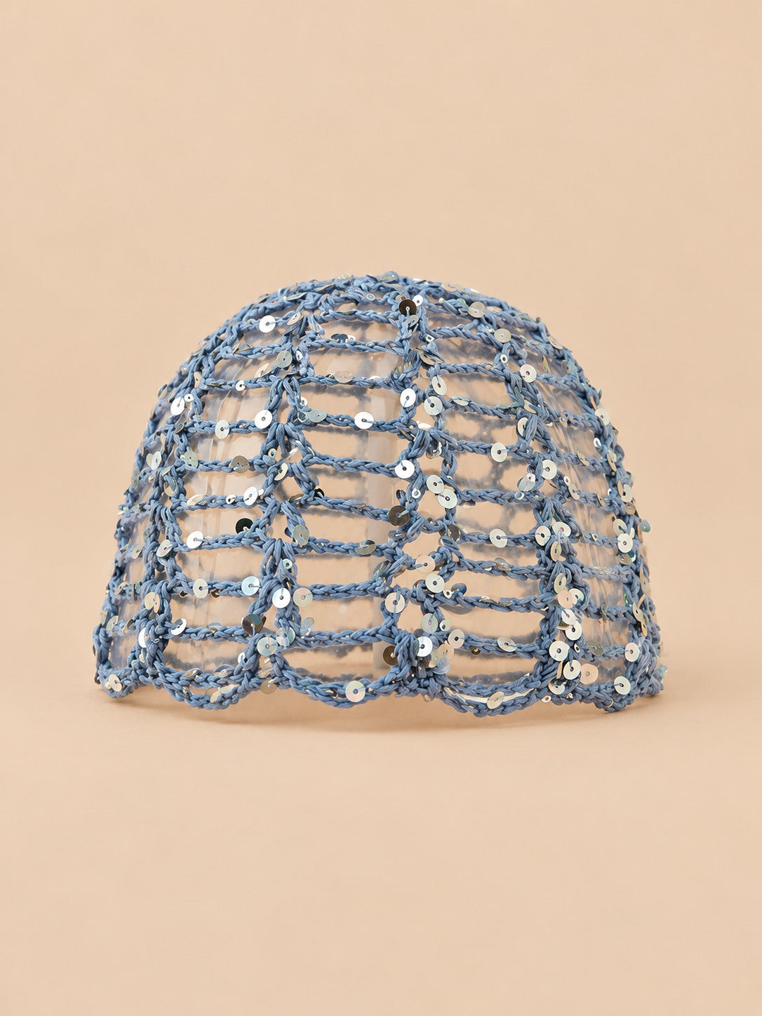 Bonnet résille à sequins au crochet, coloris bleu, vue de face