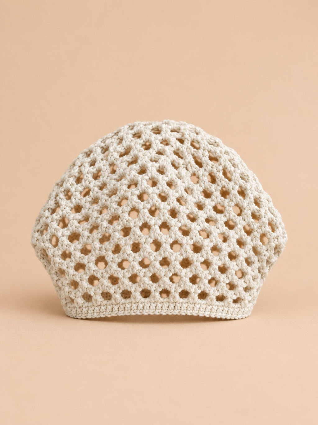 Gorro beige de rejilla con canalé fino y estructura aireada de estilo retro, fotografiado de frente