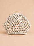 Gorro beige de rejilla con canalé fino y estructura aireada de estilo retro, fotografiado de frente