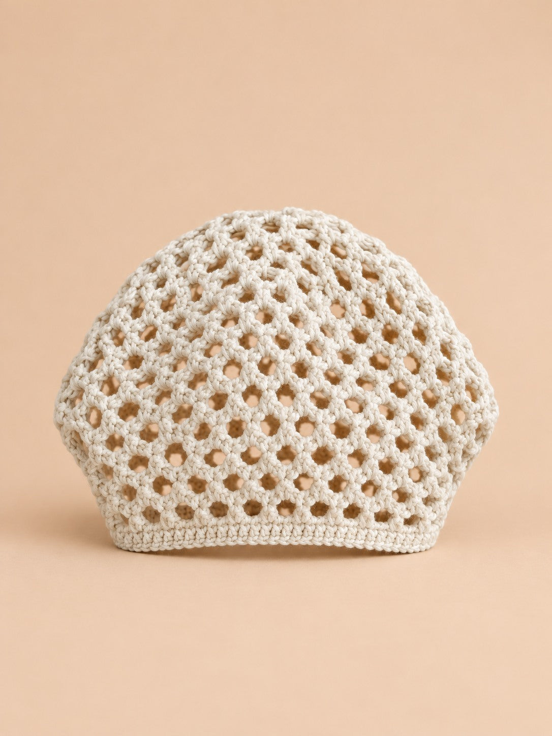 Bonnet rétro résille ajourée au crochet, coloris beige, vue de face