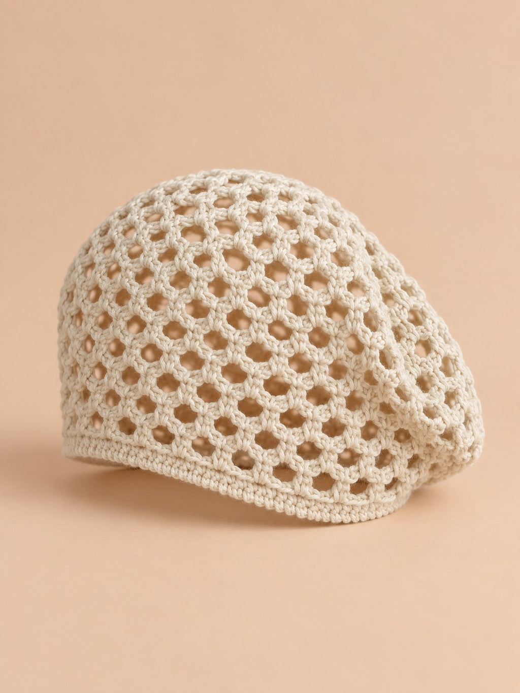 Gorro retro de rejilla de ganchillo fino con canalé, color beige, vista de tres cuartos