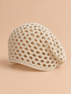 Gorro retro de rejilla de ganchillo fino con canalé, color beige, vista de tres cuartos