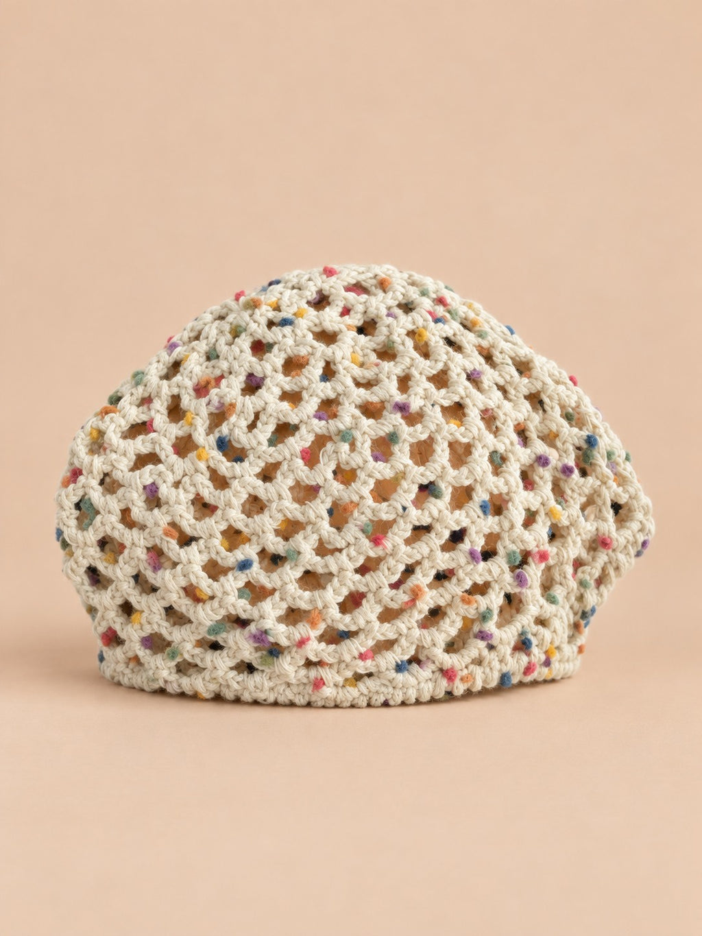Gorro retro de rejilla de ganchillo fino con canalé, multicolor, vista frontal en la fotografía del producto