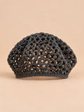 Gorro retro de rejilla de ganchillo fino con canalé, color negro, vista frontal en la fotografía del producto