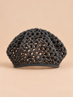 Gorro retro de rejilla de ganchillo fino con canalé, color negro, vista frontal en la fotografía del producto