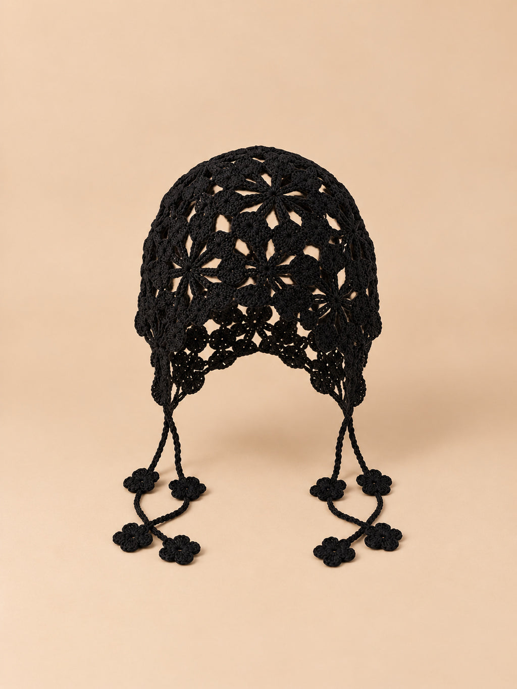 Gorro sin ala de ganchillo con flores, estilo bohemio, color negro, vista frontal