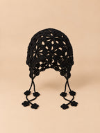 Gorro sin ala de ganchillo con flores, estilo bohemio, color negro, vista frontal
