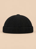 Gorro sin ala de pana a rayas para entretiempo, color negro, vista frontal, sobre fondo color arena y melocotón