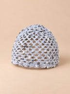 Gorro calado de rejilla con lentejuelas, estilo coreano, modelo A-blanco, color blanco, vista de tres cuartos