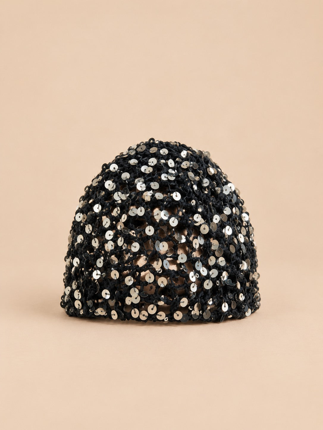 Bonnet ajouré au crochet style coréen, variante A-NOIR, vue de face