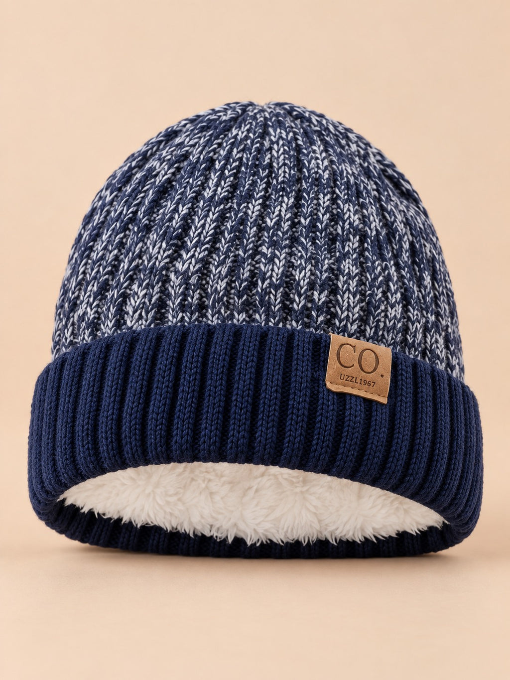 Bonnet de ski doublé en maille bleu marine, vue de face sur fond beige
