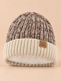Bonnet de ski doublé en maille kaki et crème, vue de face sur fond beige
