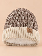 Bonnet de ski doublé en maille kaki et crème, vue de face sur fond beige