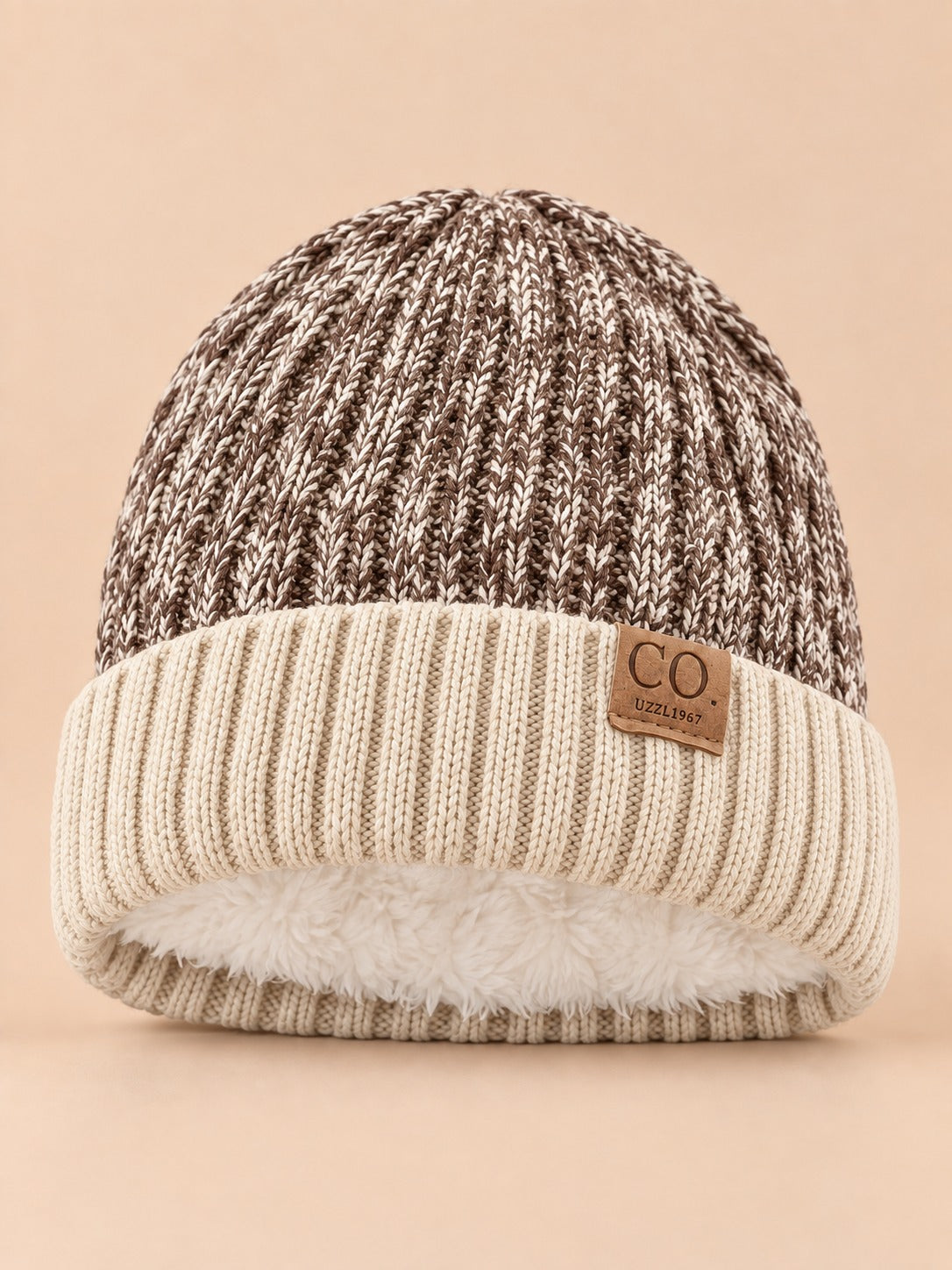 Bonnet de ski doublé en maille kaki et crème, vue de face sur fond beige