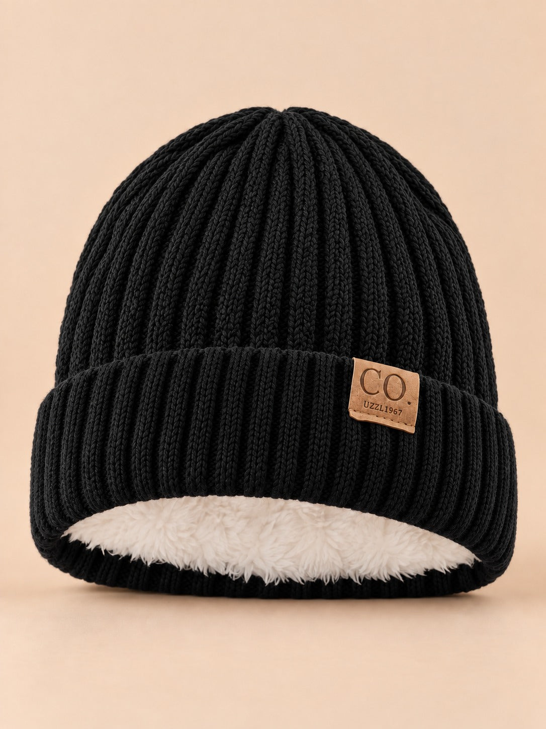 Bonnet de ski doublé en maille noire, vue de face sur fond beige