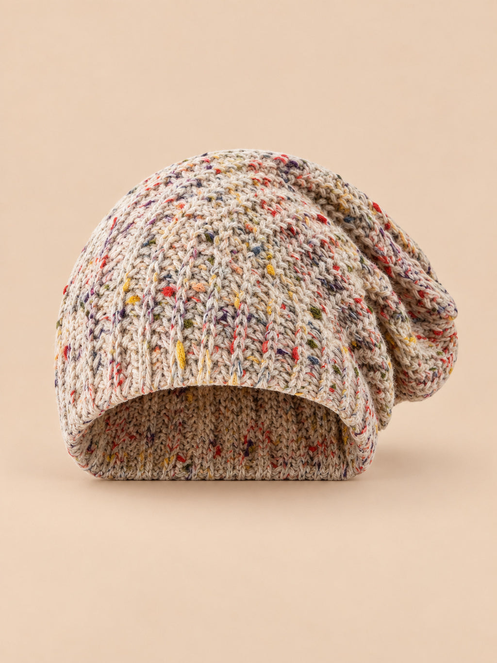Gorro slouchy de mujer bicolor de punto grueso, color beige, vista frontal en la fotografía del producto