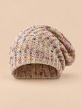 Gorro slouchy de mujer bicolor de punto grueso, color beige, vista frontal en la fotografía del producto
