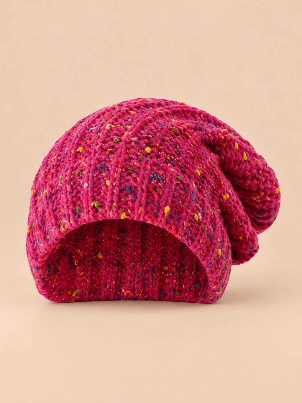 Gorro slouchy de mujer bicolor de punto grueso, color rosa viejo, vista frontal en la fotografía del producto