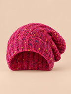 Gorro slouchy de mujer bicolor de punto grueso, color rosa viejo, vista frontal en la fotografía del producto