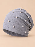 Gorro slouchy de mujer con perlas y strass, color gris claro, vista frontal en la fotografía del producto
