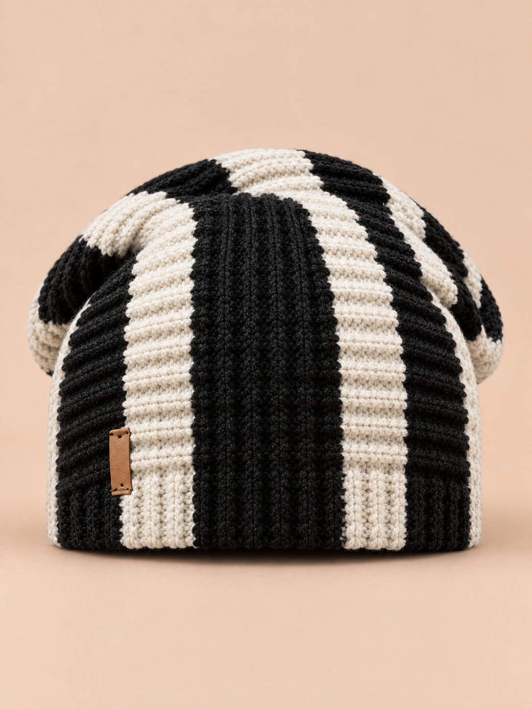Bonnet slouchy femme à rayures noir et beige en maille, vue de face