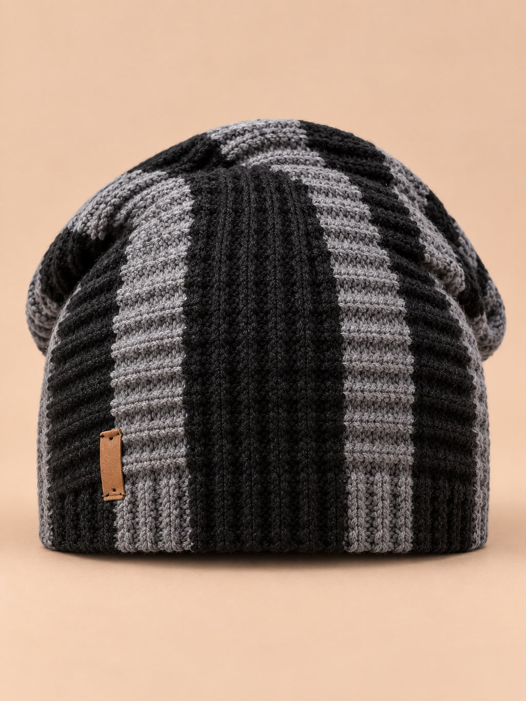 Bonnet slouchy femme à rayures noir et gris en maille, vue de face