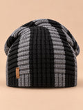 Bonnet slouchy femme à rayures noir et gris en maille, vue de face