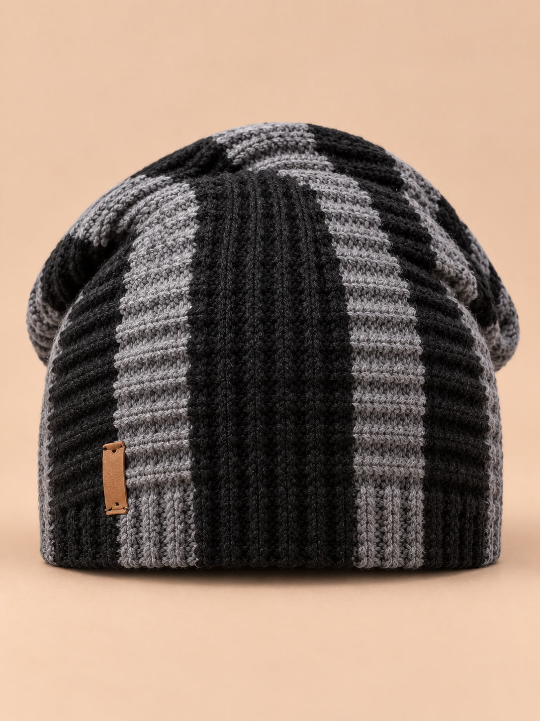 Bonnet slouchy femme à rayures noir et gris en maille, vue de face