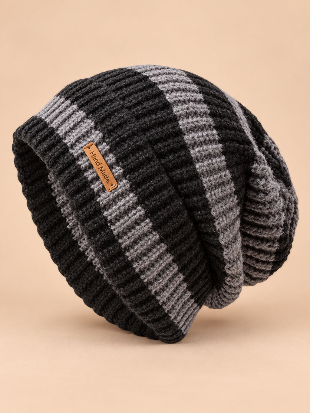 Bonnet slouchy femme à rayures noir et gris en maille, vue de trois quarts
