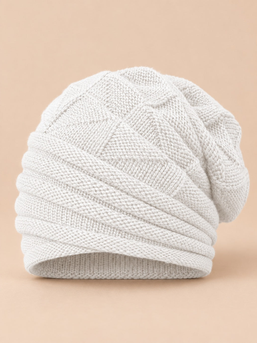 Gorro caído blanco de mujer para esquí, amplio y flexible en la parte posterior, fotografiado de frente