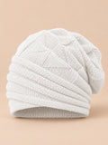 Gorro caído blanco de mujer para esquí, amplio y flexible en la parte posterior, fotografiado de frente