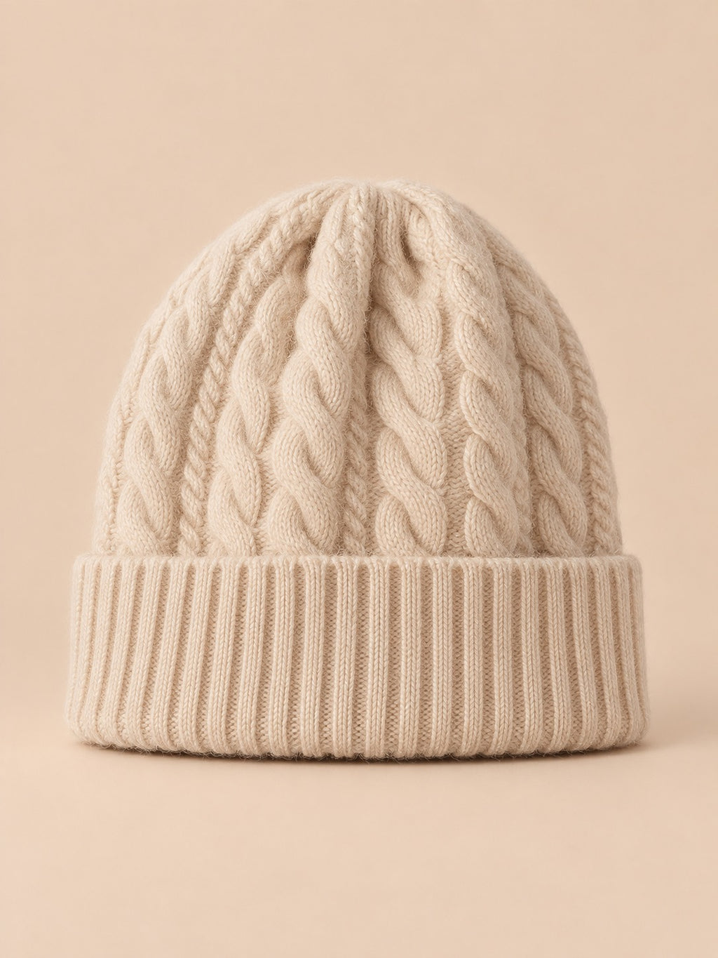 Gorro amplio de mujer de pura lana con trenzas, color beige, vista frontal en la fotografía del producto