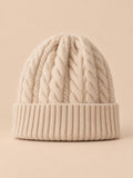 Gorro amplio de mujer de pura lana con trenzas, color beige, vista frontal en la fotografía del producto