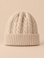 Gorro amplio de mujer de pura lana con trenzas, color beige, vista frontal en la fotografía del producto