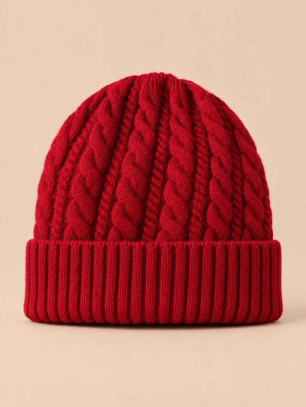 Gorro amplio de mujer de pura lana con trenzas, color burdeos, vista frontal en la fotografía del producto