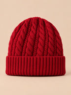 Gorro amplio de mujer de pura lana con trenzas, color burdeos, vista frontal en la fotografía del producto