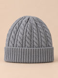 Gorro amplio de mujer de pura lana con trenzas, color gris, vista frontal en la fotografía del producto