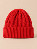 Gorro amplio de mujer de pura lana con trenzas, color rojo, vista frontal en la fotografía del producto