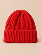 Gorro amplio de mujer de pura lana con trenzas, color rojo, vista frontal en la fotografía del producto