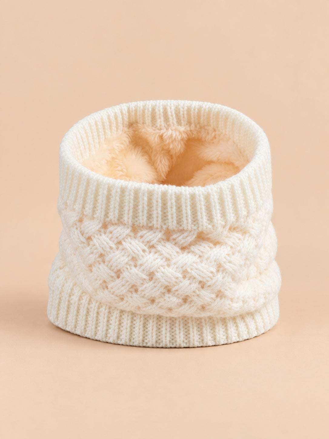 Tour de cou en maille épaisse doublée beige, vue de face.