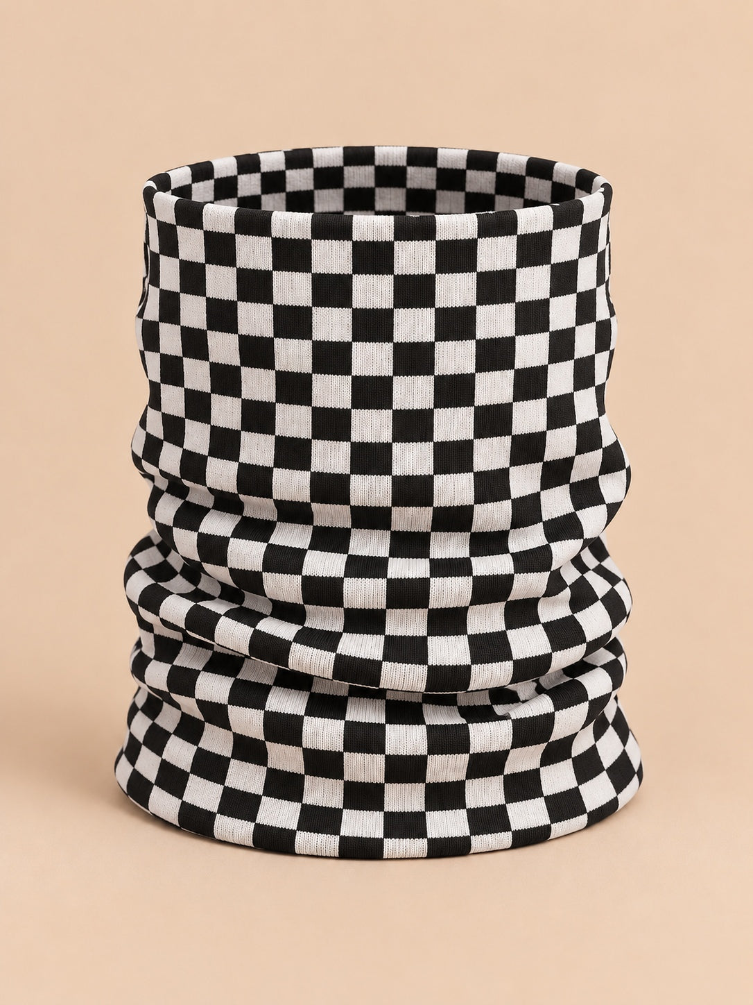 Tour de cou en maille à damier noir et blanc (variante Érable), vue de face.