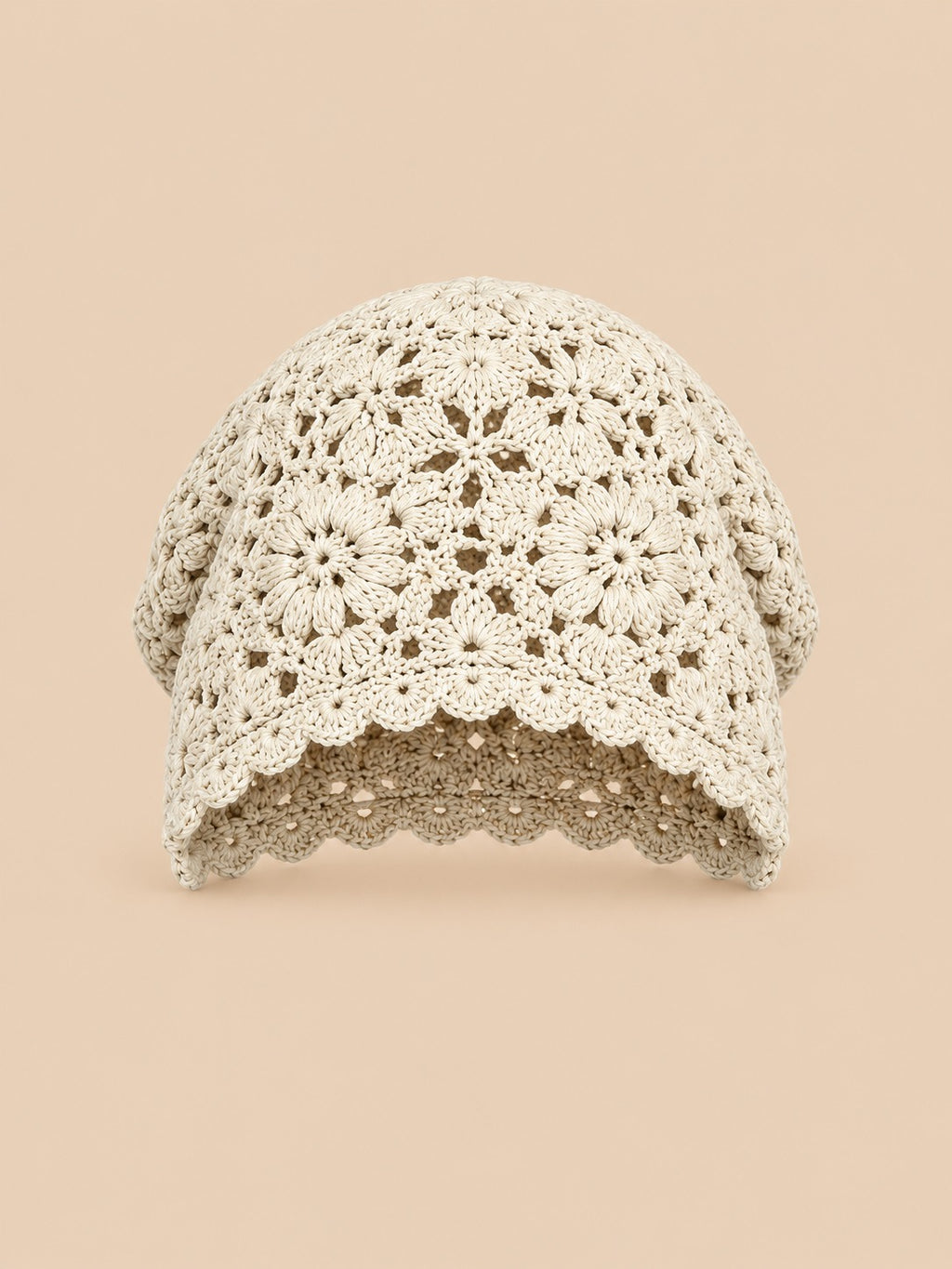 Turbante beige con motivo aireado de rejilla y canalé, de estilo japonés retro, fotografiado de frente