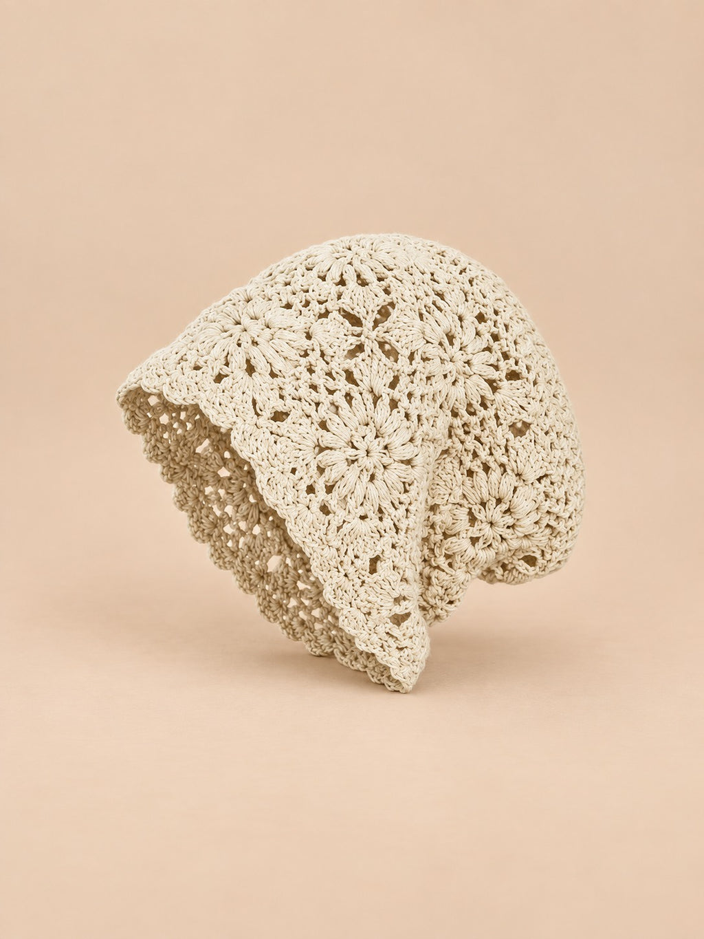 Gorro turbante calado de ganchillo, estilo japonés retro, color beige, vista de tres cuartos