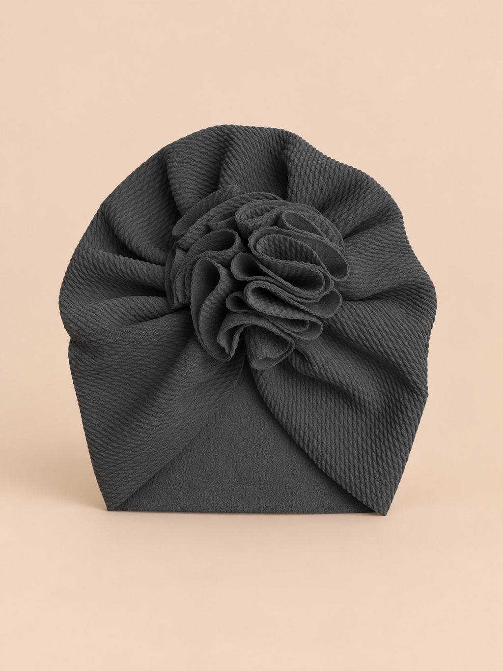 Gorro turbante de recién nacida con flor, color negro, vista frontal en la fotografía del producto