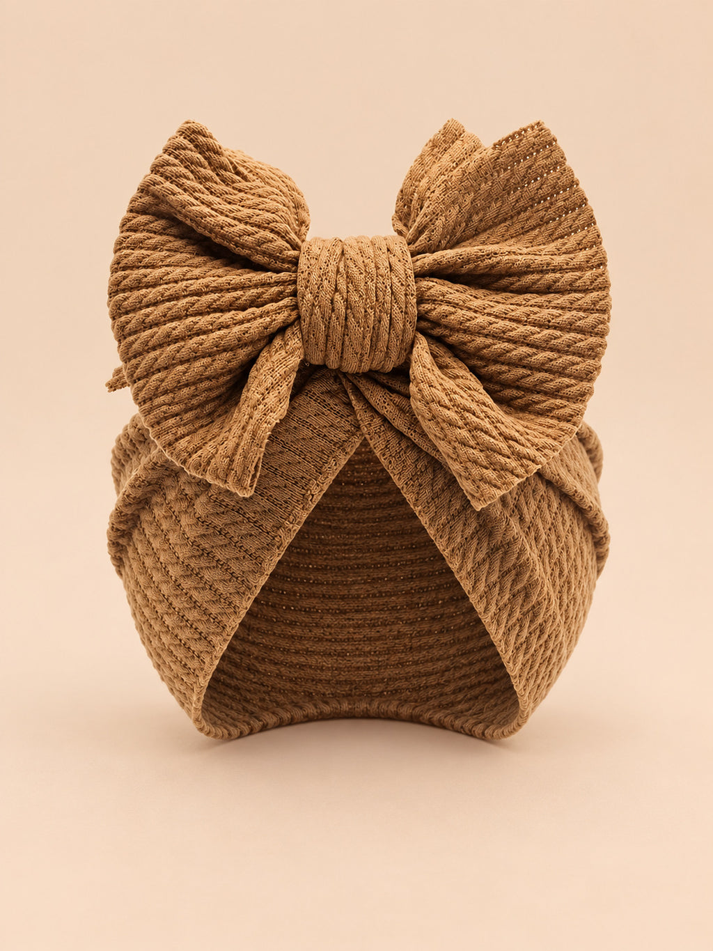 Gorro turbante anudado de bebé niña a juego con mamá, color café, vista frontal en la fotografía del producto