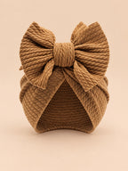 Gorro turbante anudado de bebé niña a juego con mamá, color café, vista frontal en la fotografía del producto