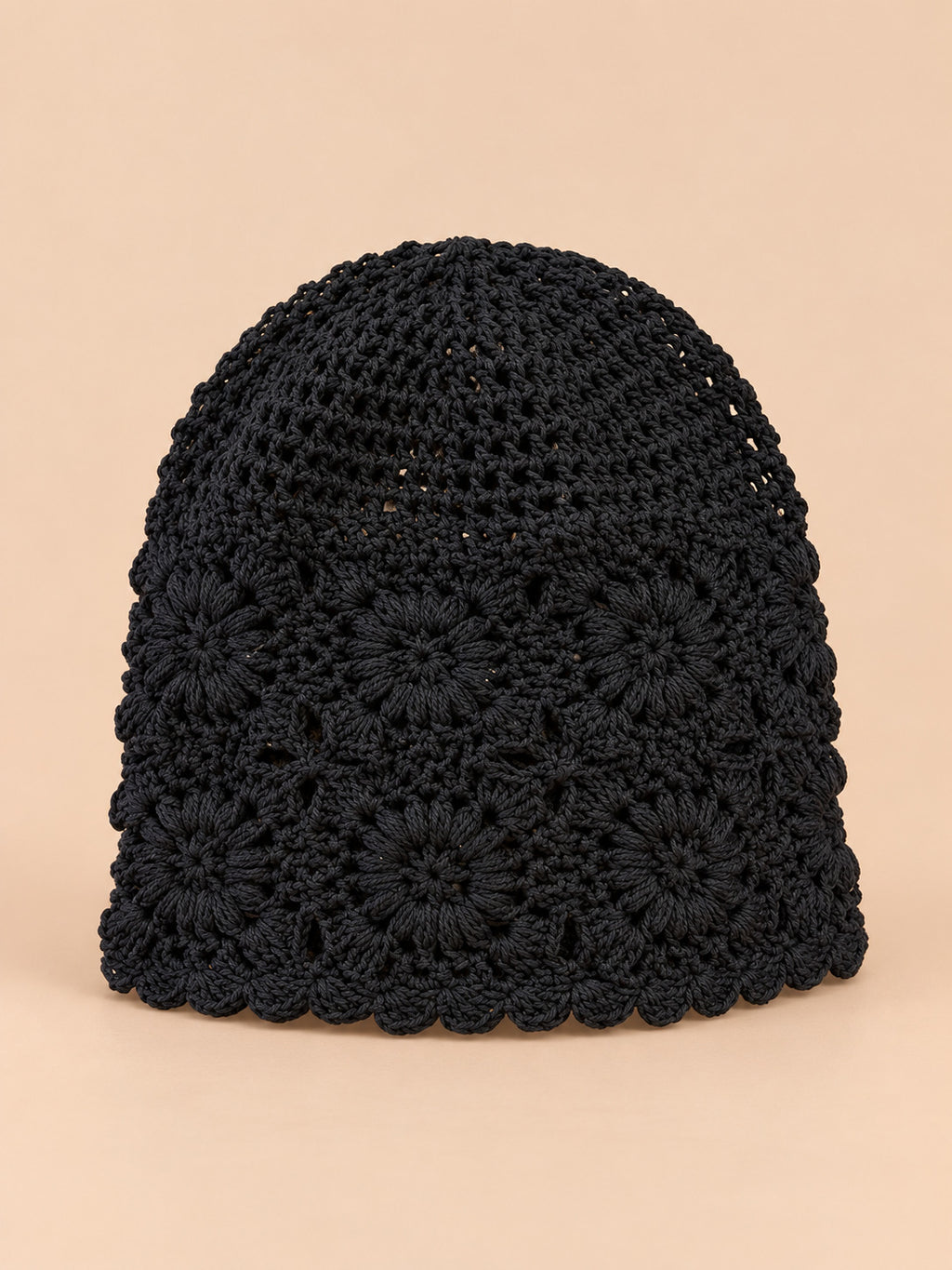 Turbante negro de mujer de rejilla de canalé, modelo en seis colores, sobre fondo arena y melocotón