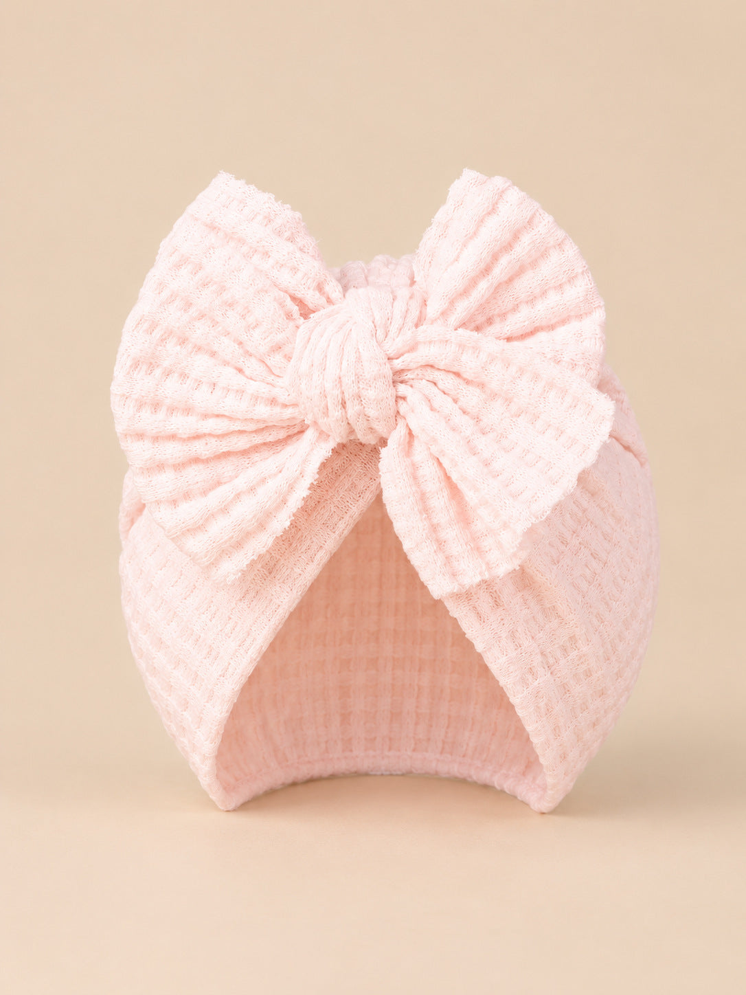 Bonnet turban bébé fille en coton tricoté rose clair, nœud, vue de face