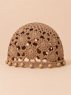 Gorro turbante vintage sin ala a ganchillo con perlas, color café, vista frontal